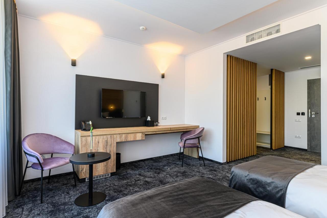 B The Hotel Sfântu-Gheorghe 外观 照片