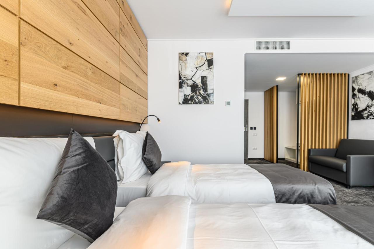 B The Hotel Sfântu-Gheorghe 外观 照片