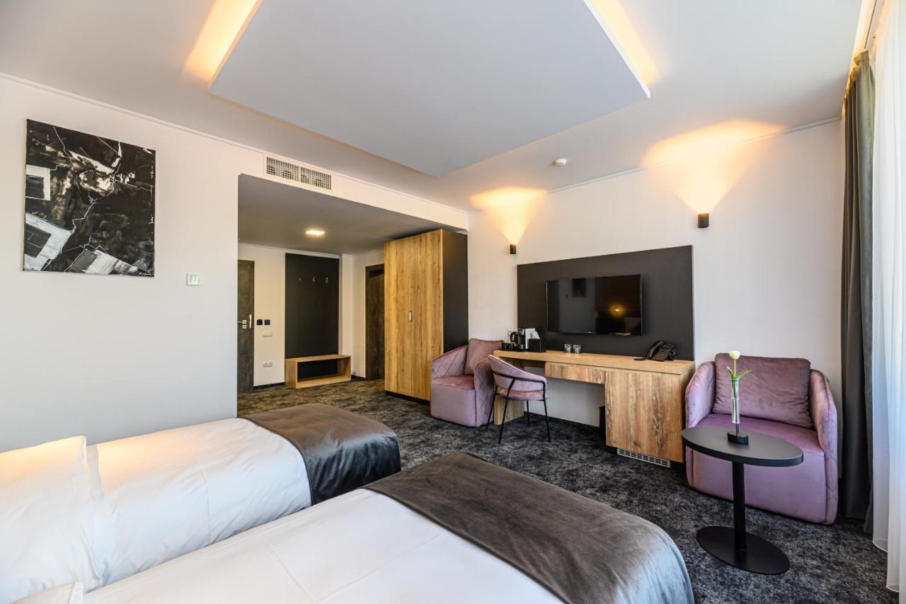 B The Hotel Sfântu-Gheorghe 外观 照片
