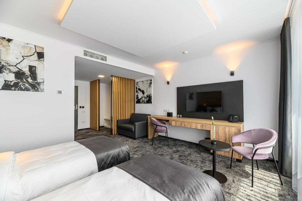 B The Hotel Sfântu-Gheorghe 外观 照片