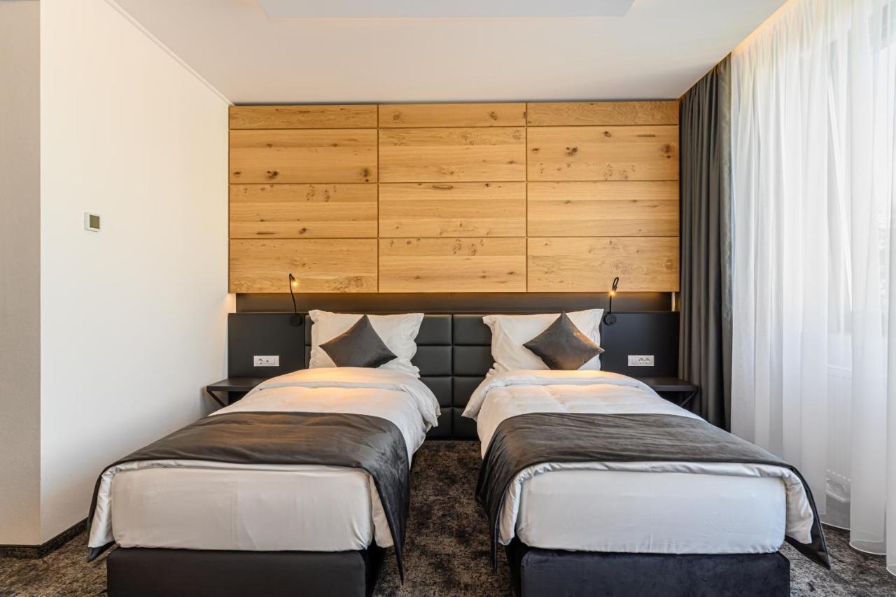 B The Hotel Sfântu-Gheorghe 外观 照片