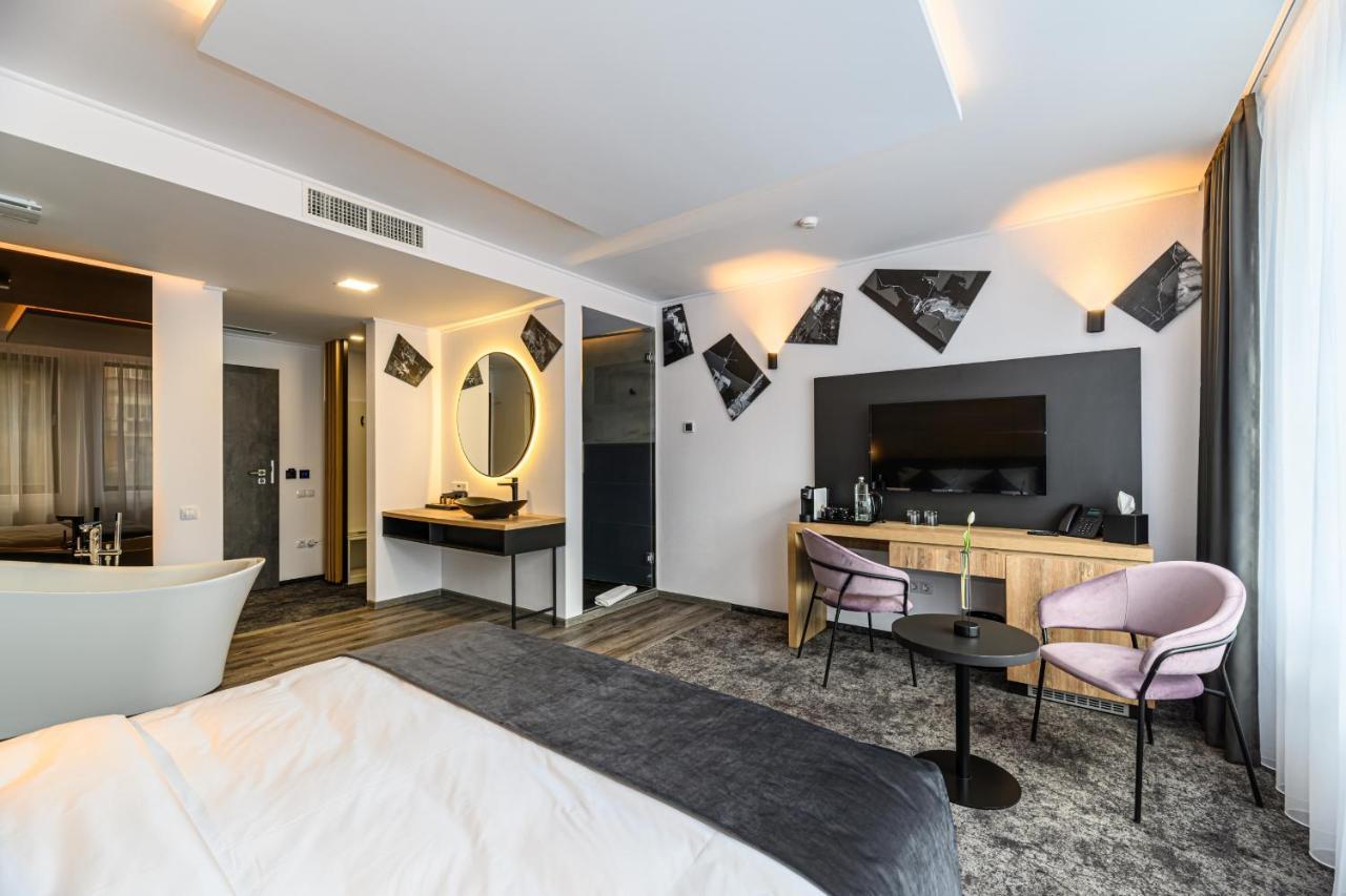 B The Hotel Sfântu-Gheorghe 外观 照片