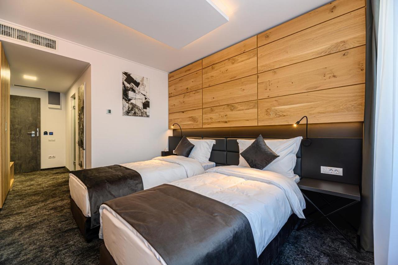 B The Hotel Sfântu-Gheorghe 外观 照片