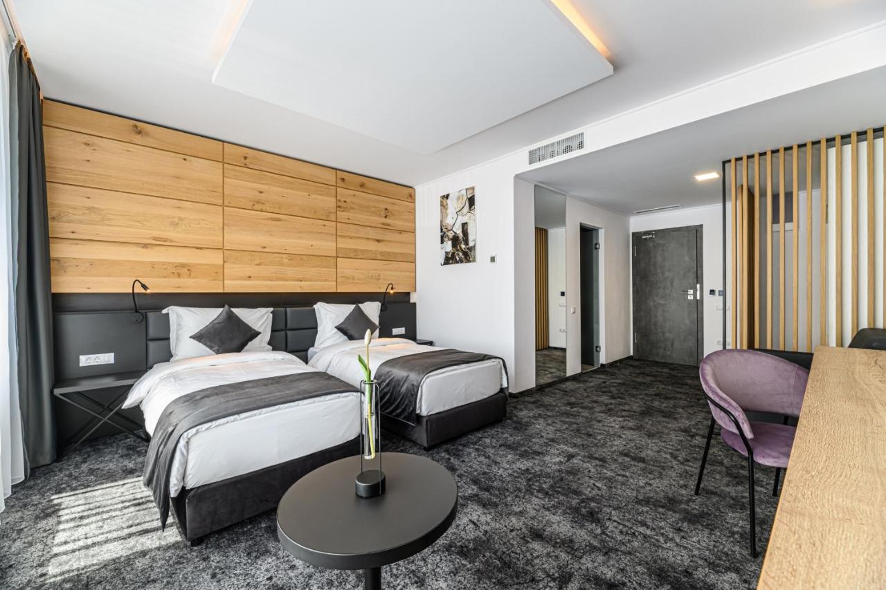 B The Hotel Sfântu-Gheorghe 外观 照片