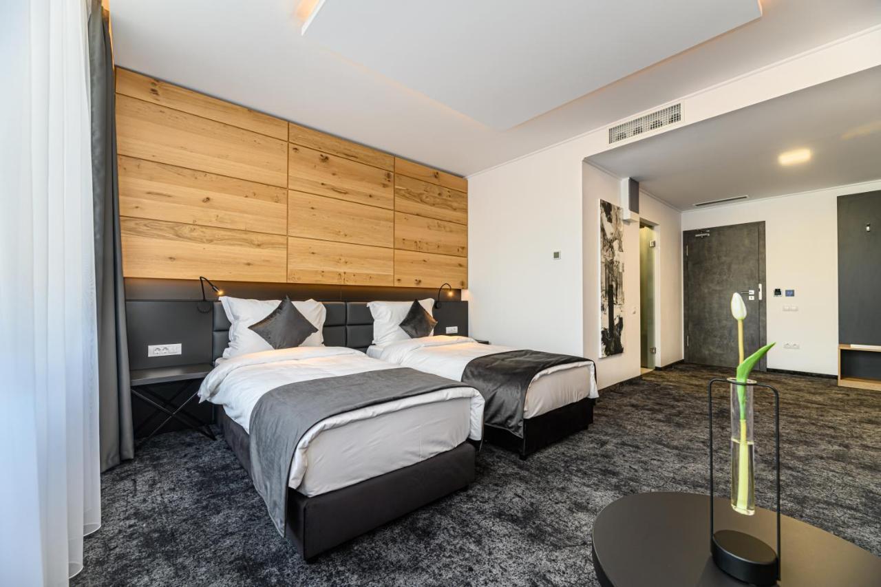 B The Hotel Sfântu-Gheorghe 外观 照片