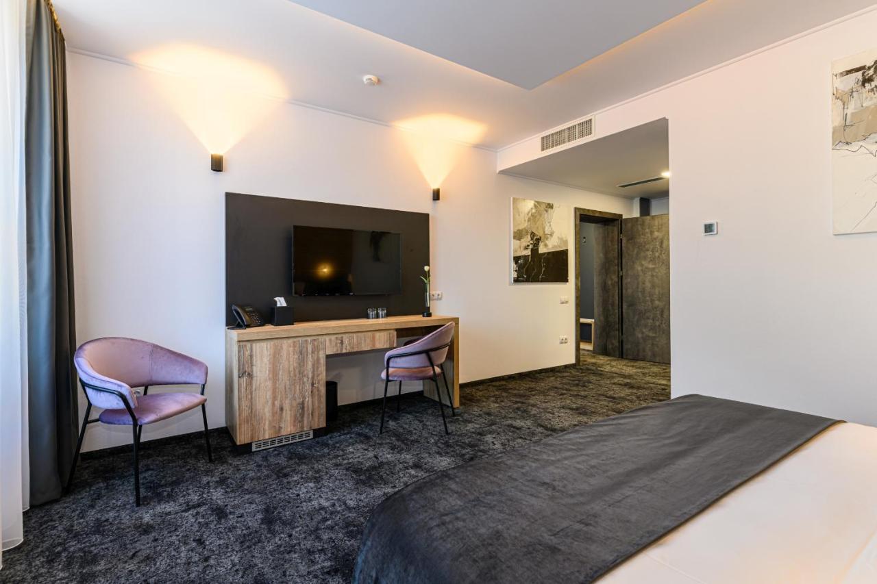 B The Hotel Sfântu-Gheorghe 外观 照片