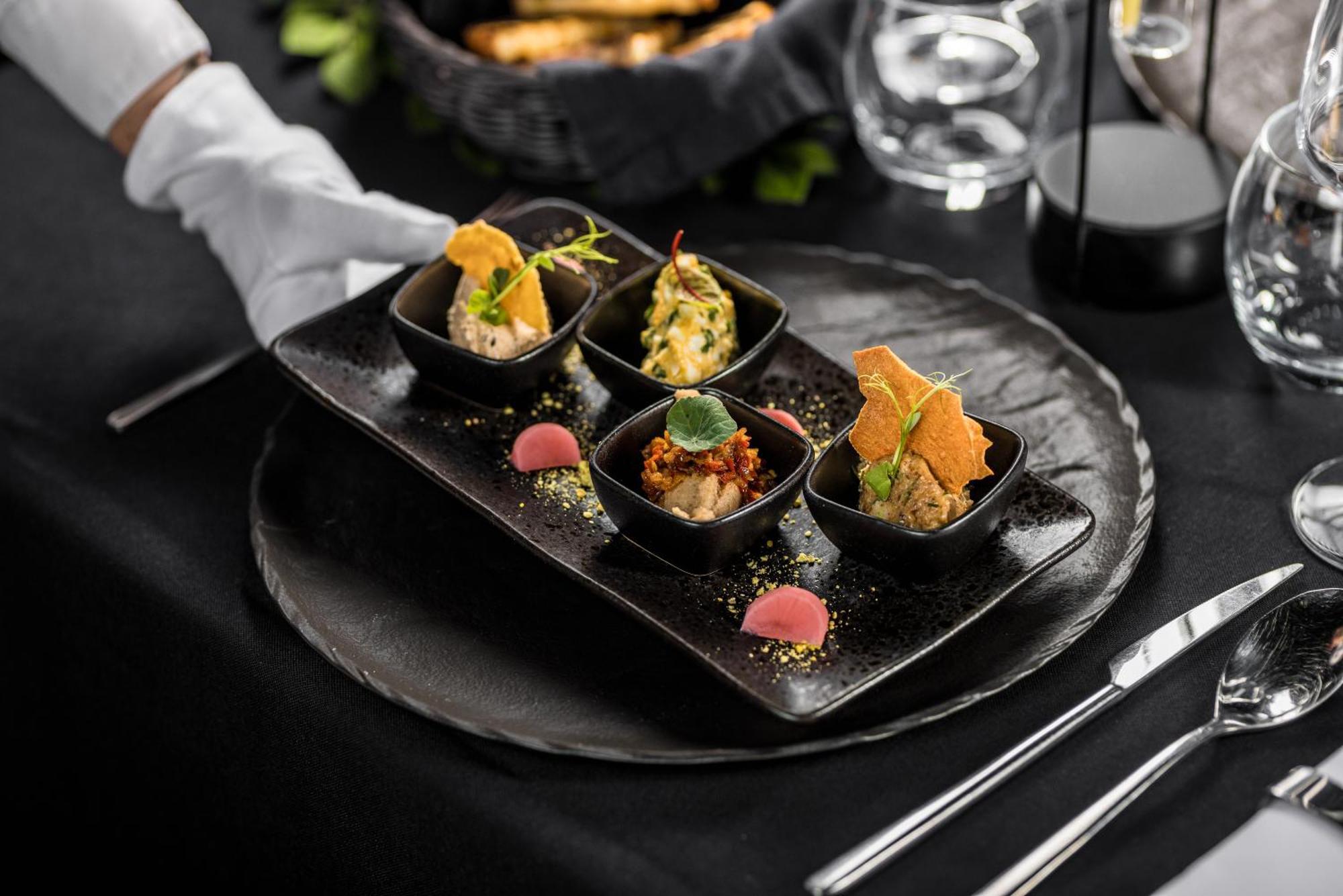 B The Hotel Sfântu-Gheorghe 外观 照片